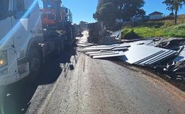 Carreta tomba após sair da pista na SC-161, em Anchieta