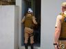 Condutor embriagado se envolve em acidente, foge do hospital, mas acaba preso