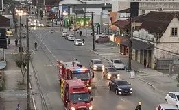 Homem é preso suspeito de jogar namorada para fora de carro em movimento em SC