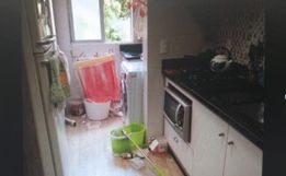 Homem tenta jogar mãe pela sacada e sufocá-la na cama em SC