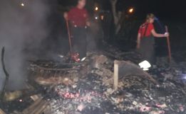 Incêndio atinge quatro casas e mata animais de estimação