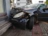 Motorista perde controle e colide contra mercado