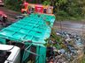 Duas pessoas ficam feridas em tombamento de caminhão em Guaraciaba