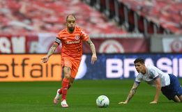 Em jogo com dois pênaltis, Inter cede empate ao Bahia no fim, mas mantém liderança
