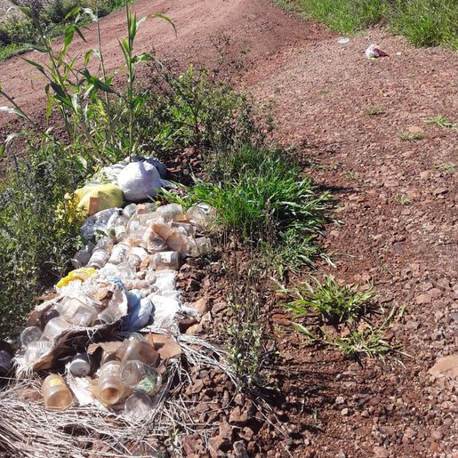 Moradores denunciam lixo jogado por outras pessoas na entrada da propriedade