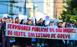 Servidores Públicos Municipais fazem protesto em frente a prefeitura