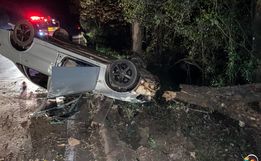VÍDEO: Capotamento deixa casal ferido na BR-282 entre SMO e Maravilha