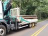 Carga se desprende de caminhão, atinge carro e mata duas pessoas na SC-283