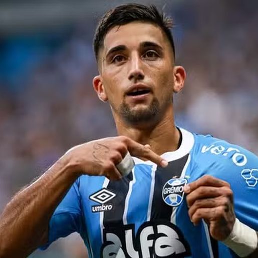 Grêmio faz gol na reta final e vence o Santos em duelo dos desesperados
