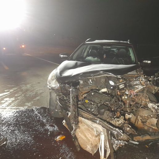 Colisão entre dois carros e caminhão deixa nove feridos na BR-282