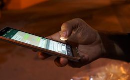 Luz emitida por telas de celulares e computadores pode acelerar envelhecimento