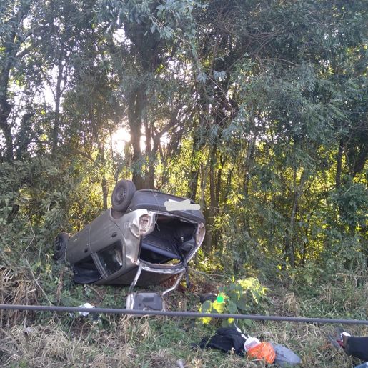 Veículo sai da pista, colide em poste e capota na SC-157 em Quilombo