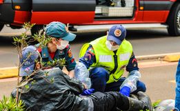 Acidente entre carro e moto deixa casal ferido na Waldemar Rangrab