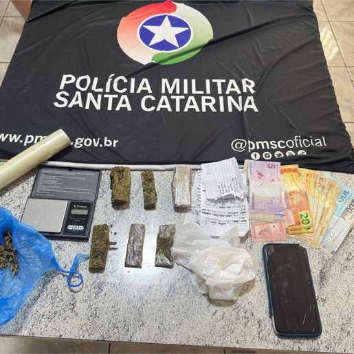 Casal é preso com cocaína e maconha em abordagem na SC-161, em Palma Sola Casal é preso com cocaína 