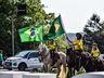Ao som do Hino Nacional manifestantes realizam parada no trevo da BR-282 