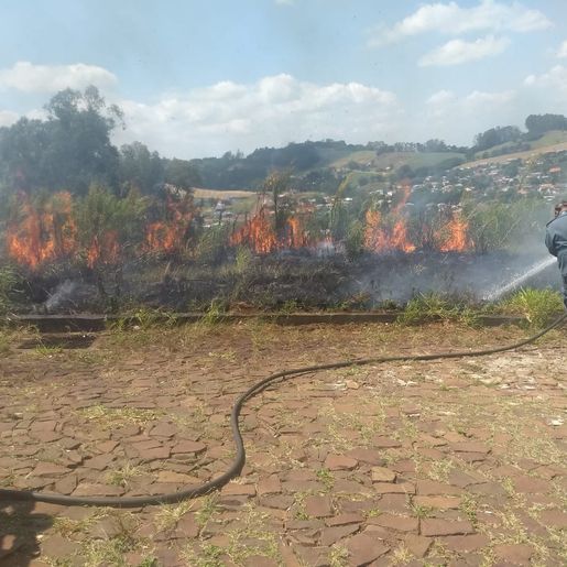 Bombeiros combatem incêndio em vegetação em SJCedro