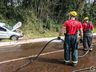 VÍDEO: Veículo pega fogo após acidente e policial civil combate incêndio
