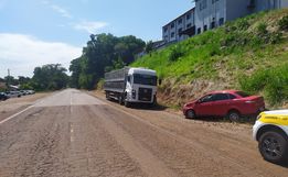 Colisão entre carro e caminhão causa danos materiais