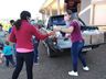 Grupo de voluntários realiza entrega de cestas de páscoa