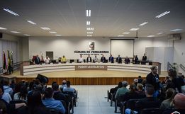 Com casa cheia, vereadores aprovam moção de repúdio contra vereadora e Partido dos Trabalhadores 