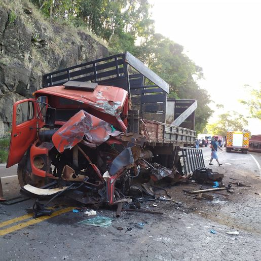 Colisão entre caminhão e carreta de Guaraciaba deixa três feridos na BR-282  