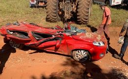 Carro é esmagado após carreta tombar, minutos depois de casal desembarcar