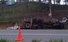 Caminhoneiro morre em saída de pista seguida de tombamento