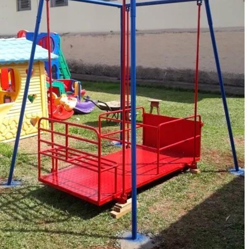 Criança de 8 anos morre atingida por balanço no Oeste