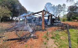 Casa é destruída por incêndio no interior de SJCedro