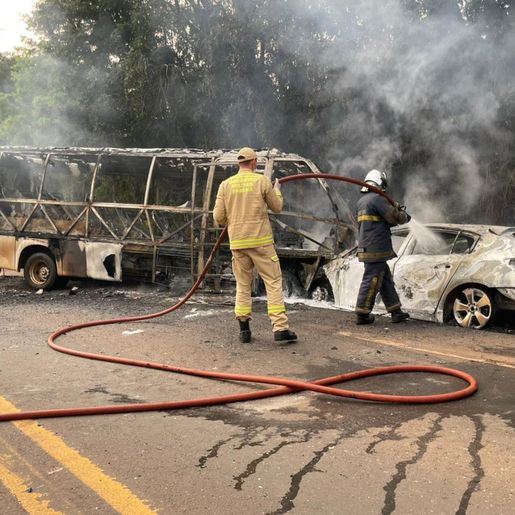 Micro ônibus escolar e carro pegam fogo após colisão na BR-280