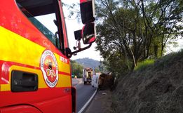Condutora perde o controle da direção e tomba na SC-157 