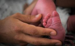 Gêmeos nascem durante pandemia e são batizados de Corona e Covid