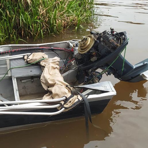 Corpo de Bombeiros de Itapiranga resgata barco que naufragou no Rio Uruguai