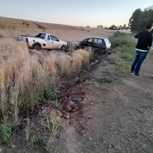 Batida entre dois carros deixa quatro pessoas feridas na SC-161