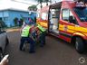 Colisão entre carro e moto deixa mulher ferida em frente à prefeitura