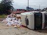 Motorista fica ferido em tombamento de caminhão