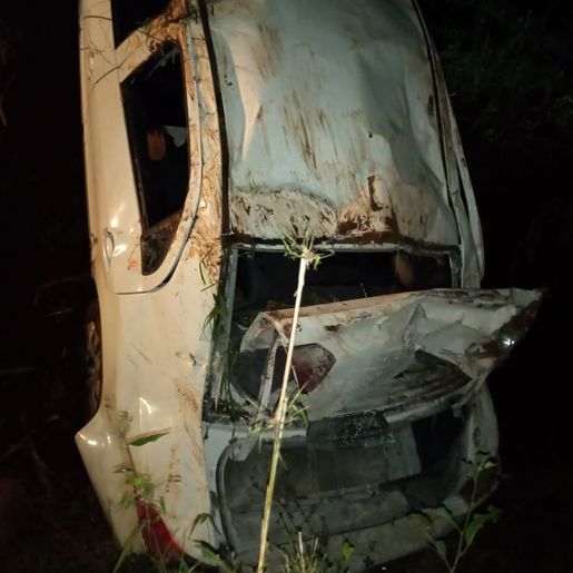 Saída de pista seguida de queda em ribanceira deixa pai e filho feridos no interior