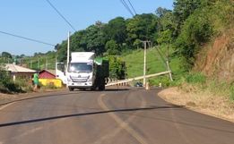 Condutor  sofre mal súbito e colide em poste de energia no centro de Tunápolis