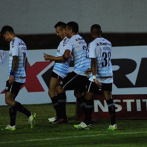 Com dois de Diego Souza, Grêmio bate o Caxias e larga em vantagem na semifinal do Gauchão