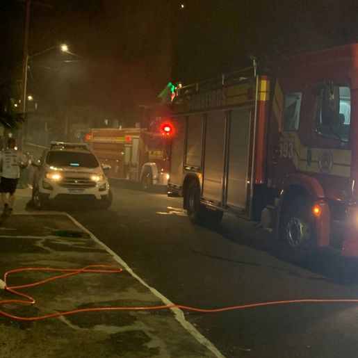 VÍDEO: Incêndio atinge carro e motocicleta em Itapiranga