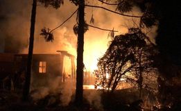 Incêndio danifica duas casas e deixa mulher com queimaduras de 2° grau