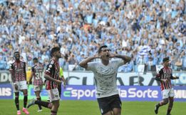 Grêmio vence o São Paulo de virada e entra no G4 do Brasileirão