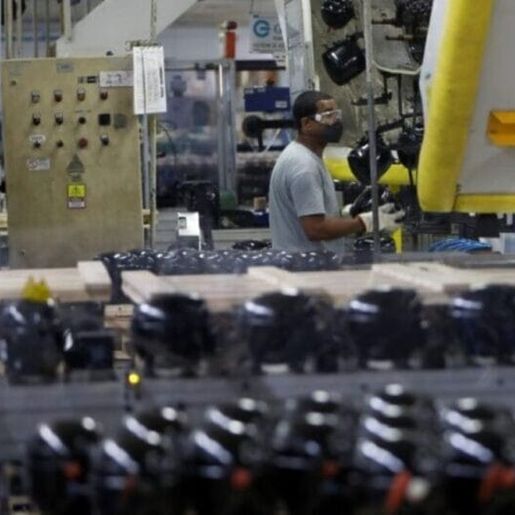 Indústria de SC perde 1,6 mil empregos em agosto em meio ao tarifaço dos EUA