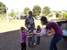 Grupo de voluntários realiza entrega de cestas de páscoa