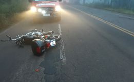 Homem sofre ferimentos em acidente entre moto e retroescavadeira