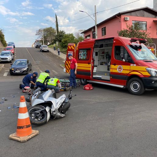 Motociclista se envolve em acidente com máquina de sinalização viária no centro de SMOeste