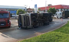 Carreta carregada com carne suína capota no trevo central de Pinhalzinho