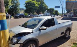 Condutora colide carro contra poste no centro de São José do Cedro