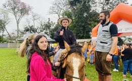Apae de Itapiranga realiza atividades de Equoterapia com alunos