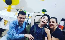 Garoto com paralisia cerebral comemora aniversário com tema de programas da Top 104